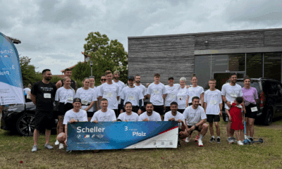 Gruppenbild Team Scheller mit Banner beim Benefizlauf 2025