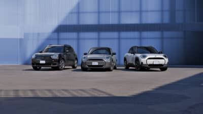 Die MINI Familie parkend vor einem Gebäude