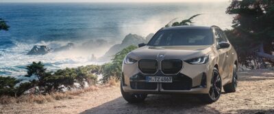 BMW X3 Header - Fahrzeug vor dem Meer parkend