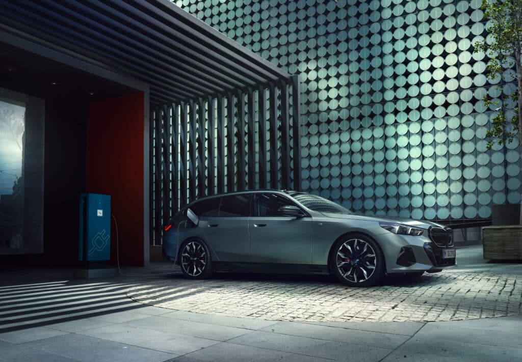 BMW i5 Touring beim Laden