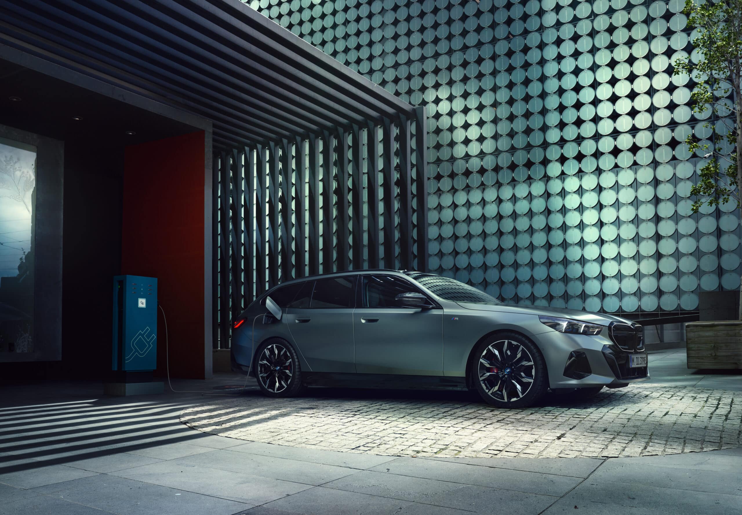 BMW i5 Touring beim Laden