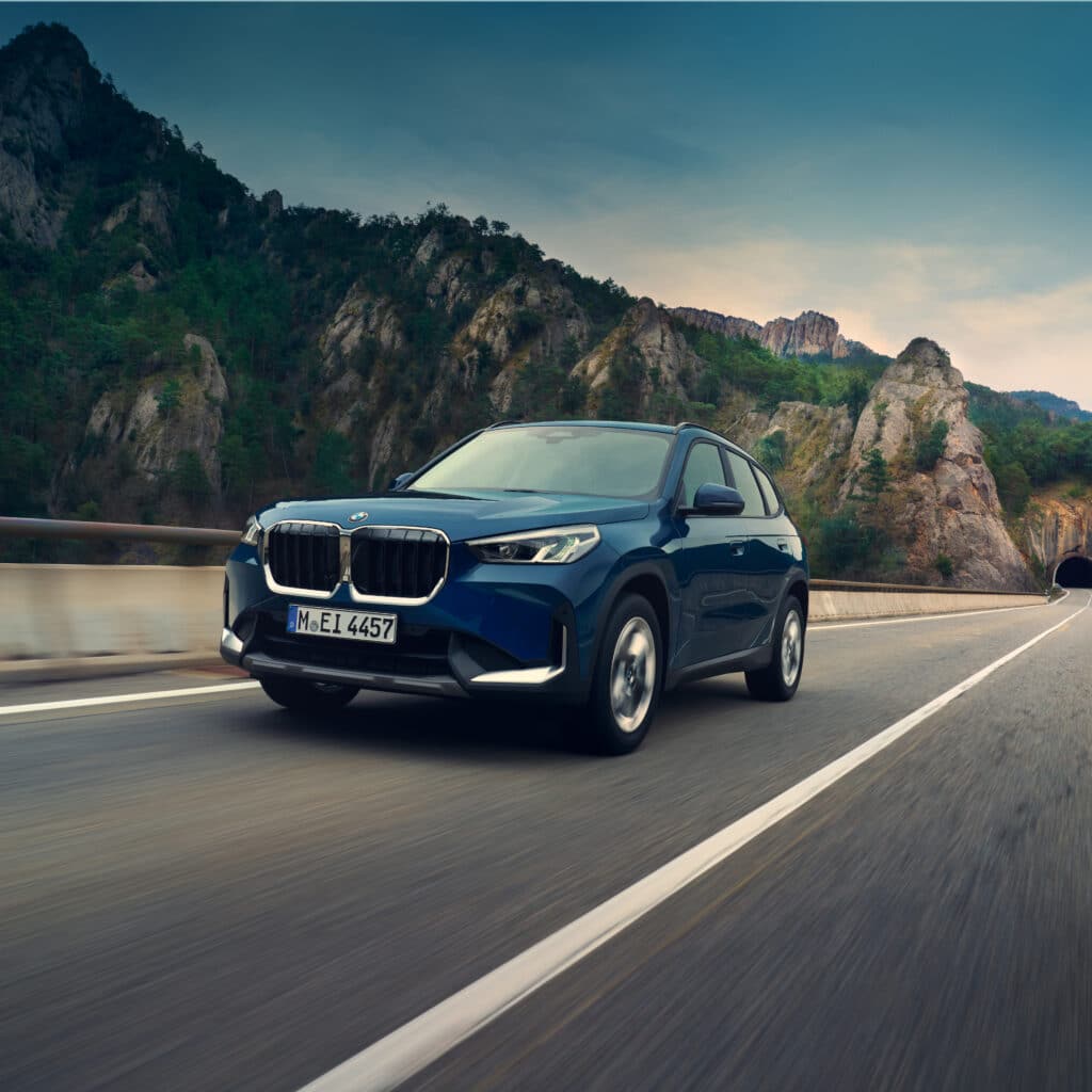 BMW X1 fahrend auf der Straße
