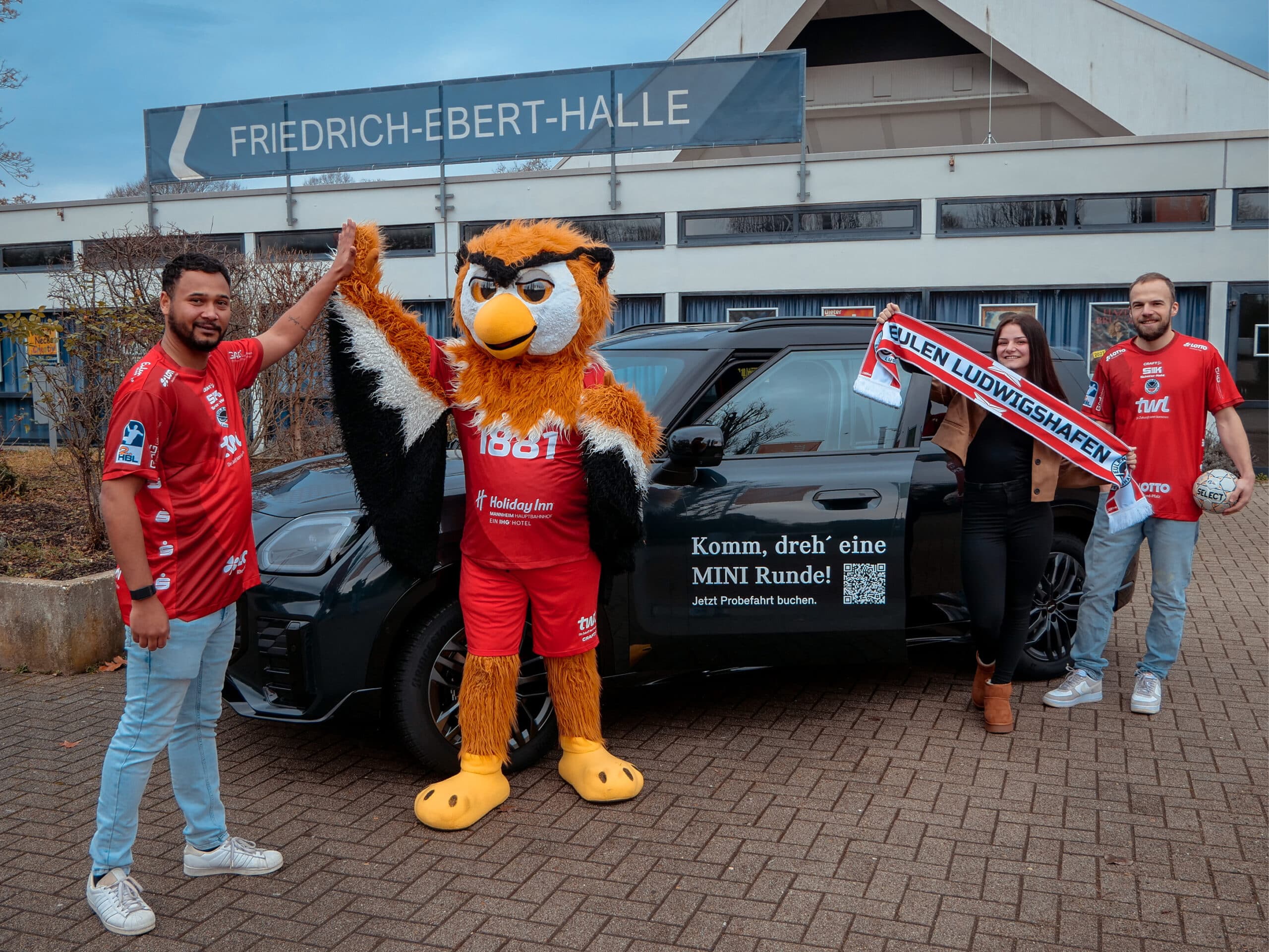 MINI Probefahrt Aktion mit EULEN Ludwigshafen vor der Friedrich Ebert Halle in Ludwigshafen