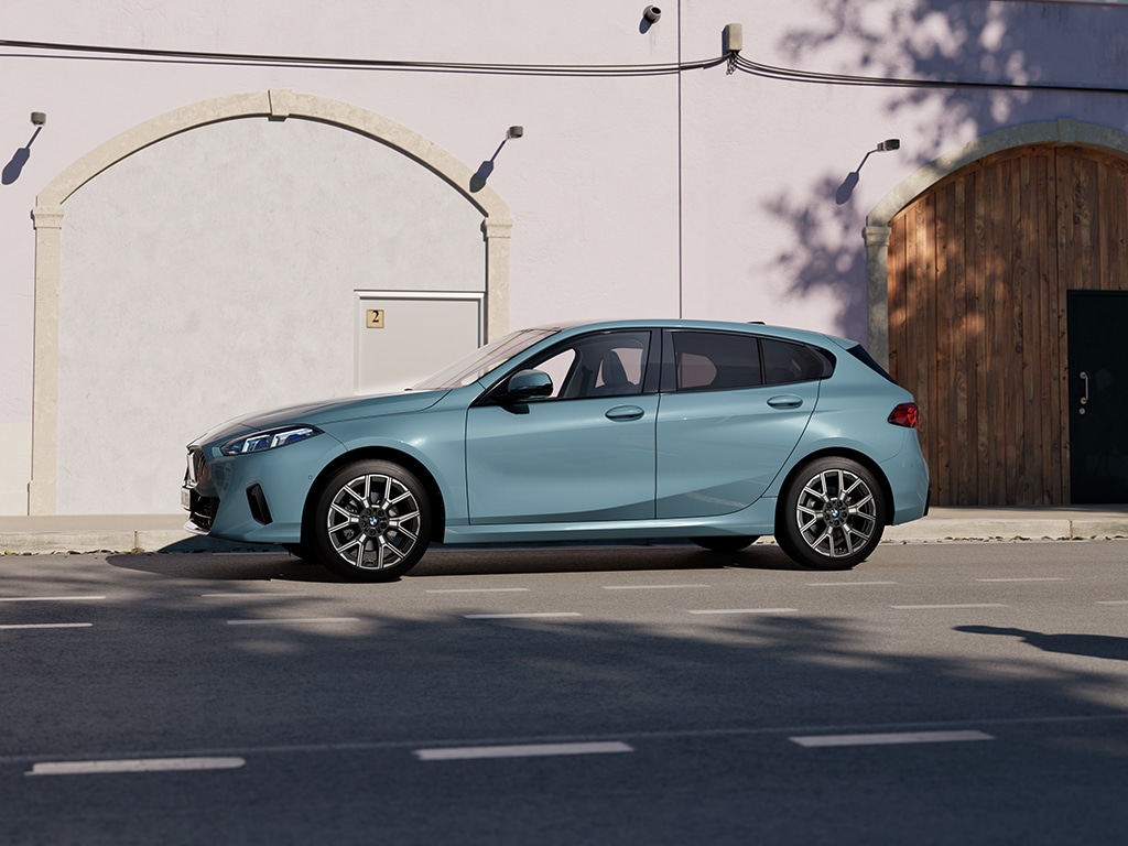 BMW 1er parkend an der Straße