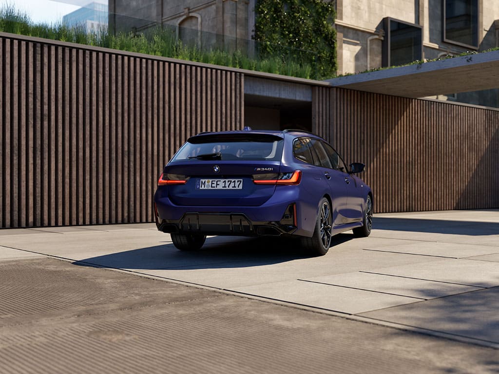 BMW 3er Tooring Rückseite parkend