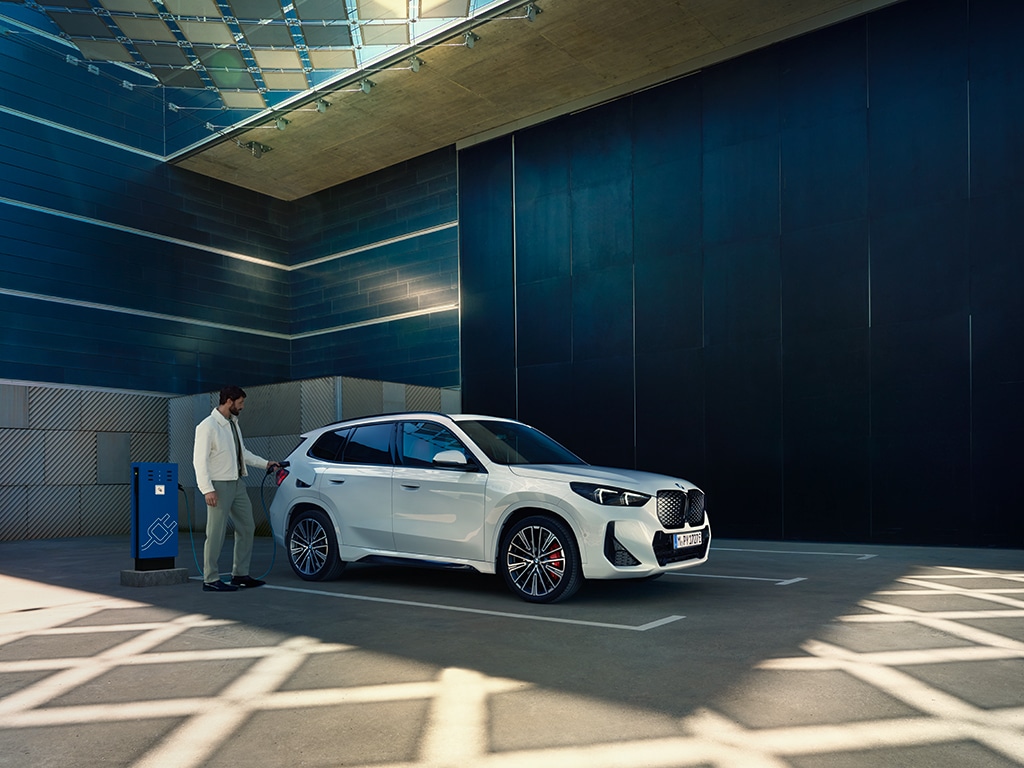 BMW iX1 wird von Mann geladen