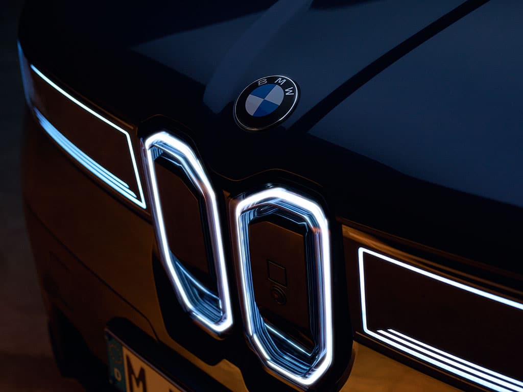 Beleuchtete BMW Niere des neuen BMW iX3 der Neuen Klasse, markantes Frontdetail bei Nacht