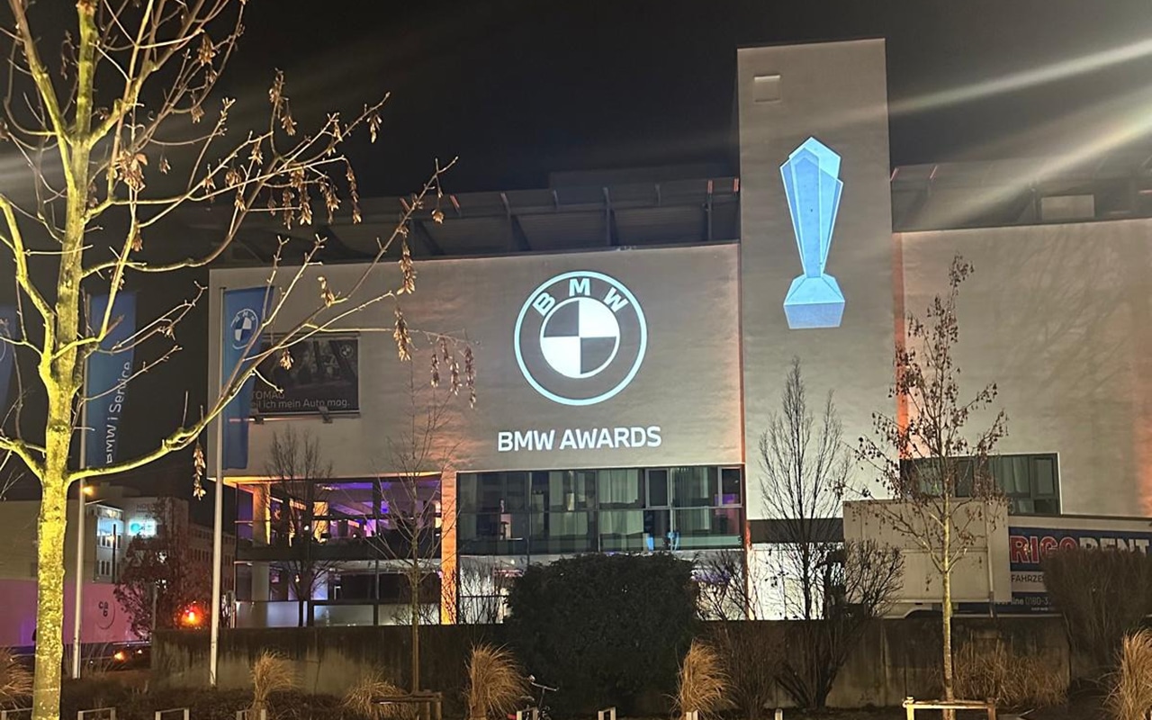 BMW Autohaus mit BMW Awards Projektion bei Nacht