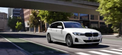 BMW 3er Touring fahrend auf einer breiten Straße