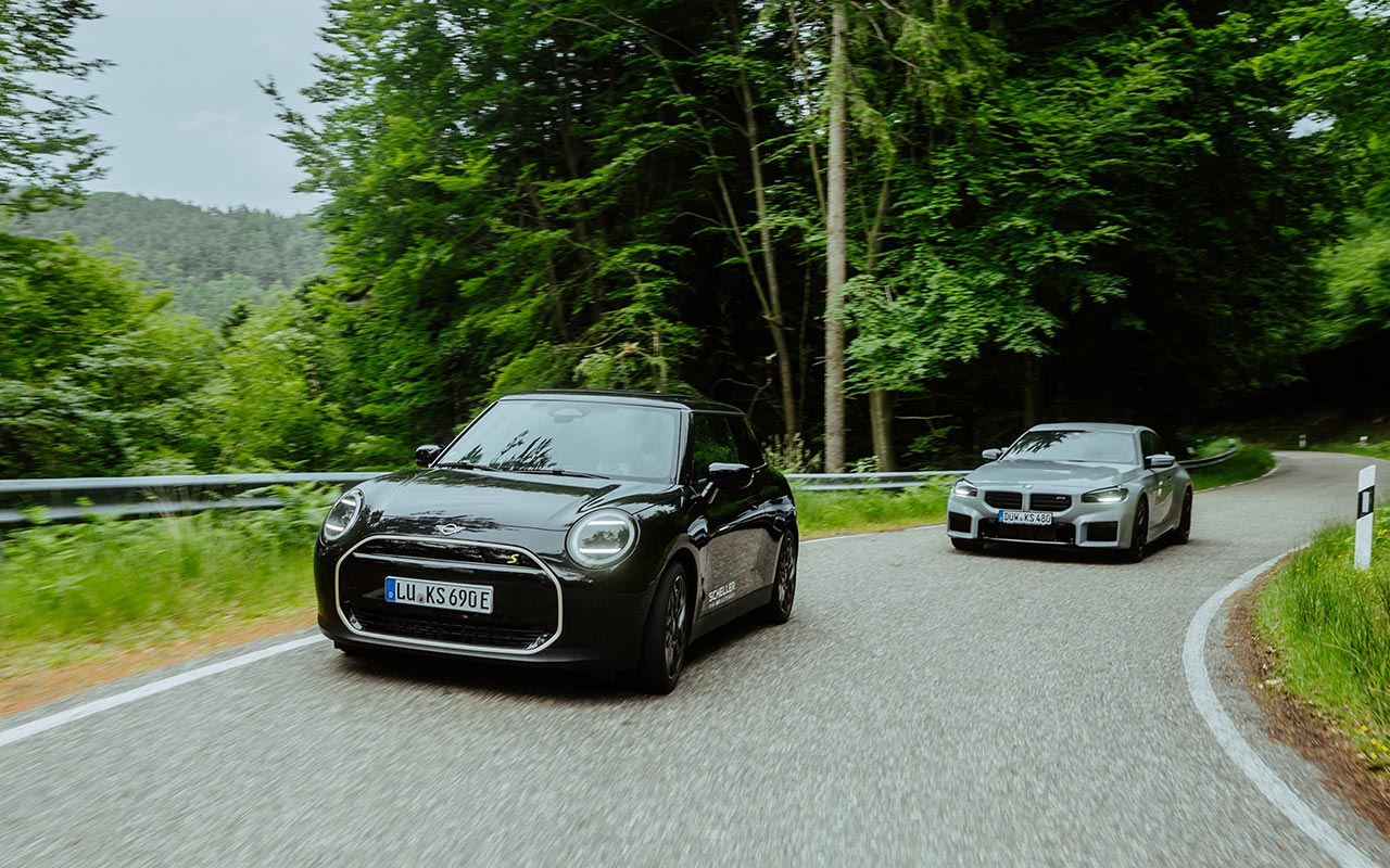 MINI Cooper Electric und BMW M2 auf der Landstraße im Pfälzerwald