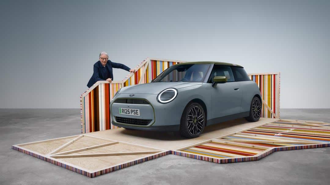 Der Designer Sir Paul Smith neben einem MINI Cooper